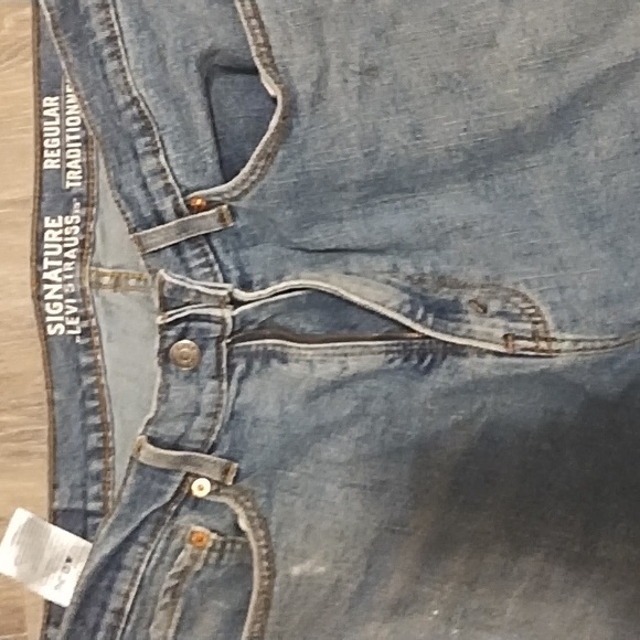 Levi's signature famous riveted strength regular traditional. Size 34/30 - Picture 3 of 5
